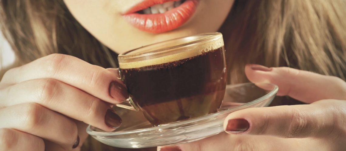Café y dientes blancos
